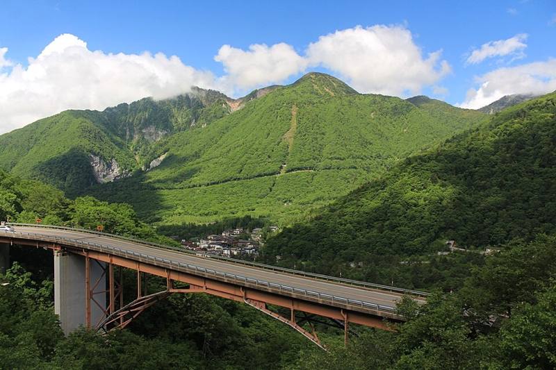 アカンダナ山